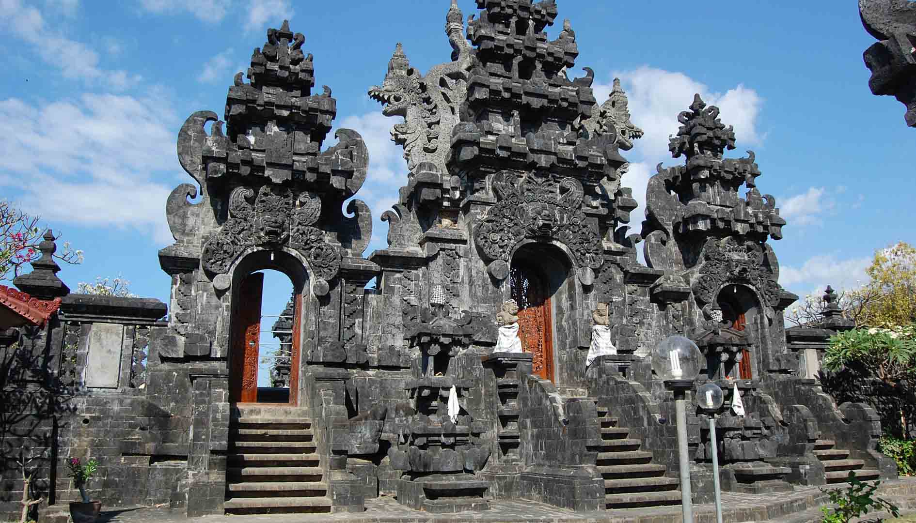 Constructed from black lava rock, Pura Ponjok
Batu was built in the 15th century and overlooks a sma