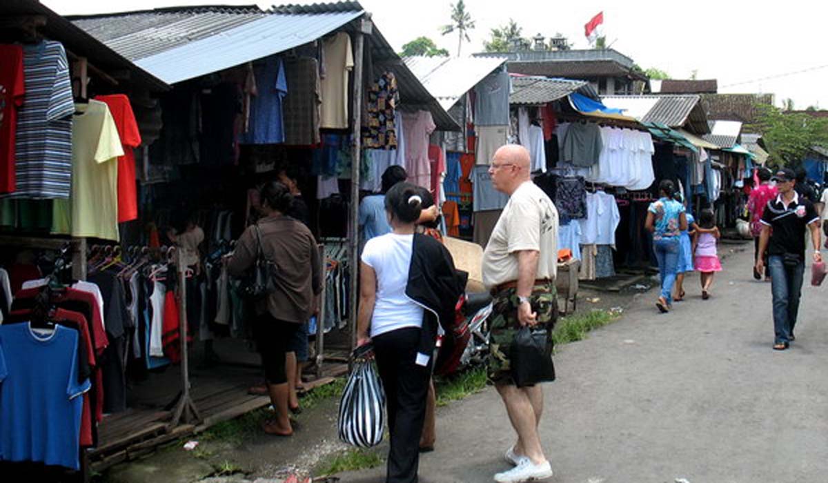 

Frog
Market, otherwise known as Pasar Kodok to the locals, is a hidden gem that attracts
a handful