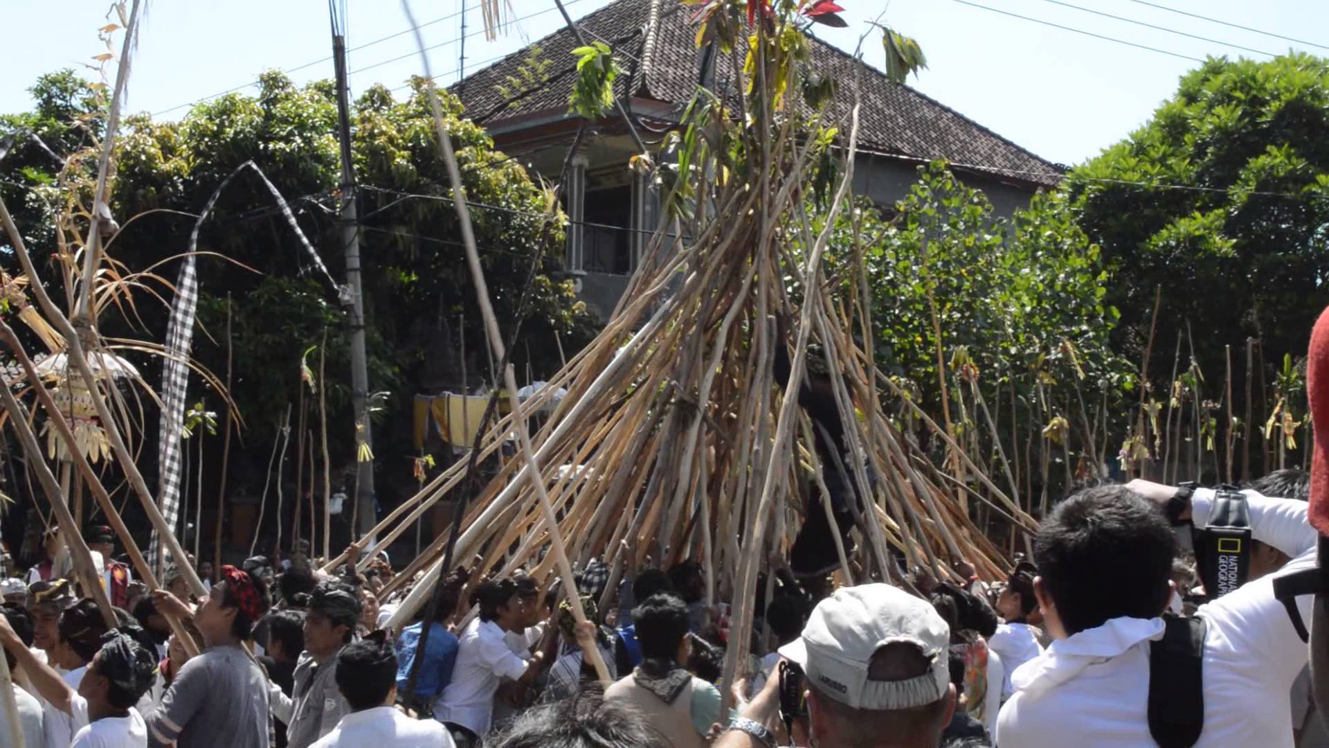 Another one of the several sacred ceremonies
held around the Kuningan holiday is Makotekan. It takes