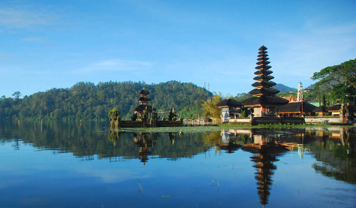 Considered the jewel of the mountain lakes area
of Bali, Pura Ulun Danu Bratan is one of the island&