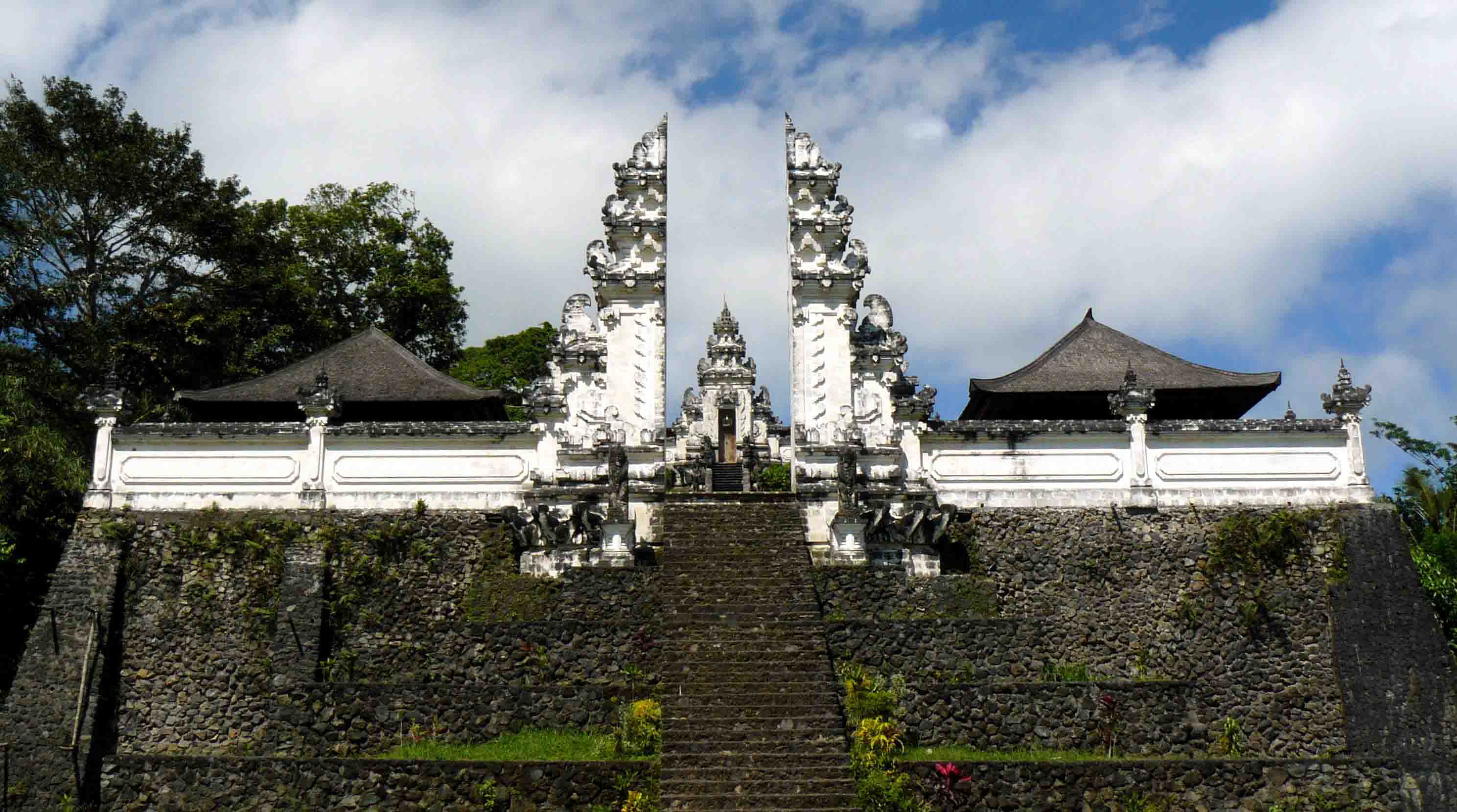 

On the slopes of Mount Lempuyang sits Pura
Lempuyang Luhur, otherwise known as Lempuyang Temple. T