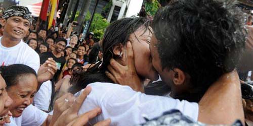 This very unique and traditional Balinese
‘kissing ritual’ held on the first day of the 