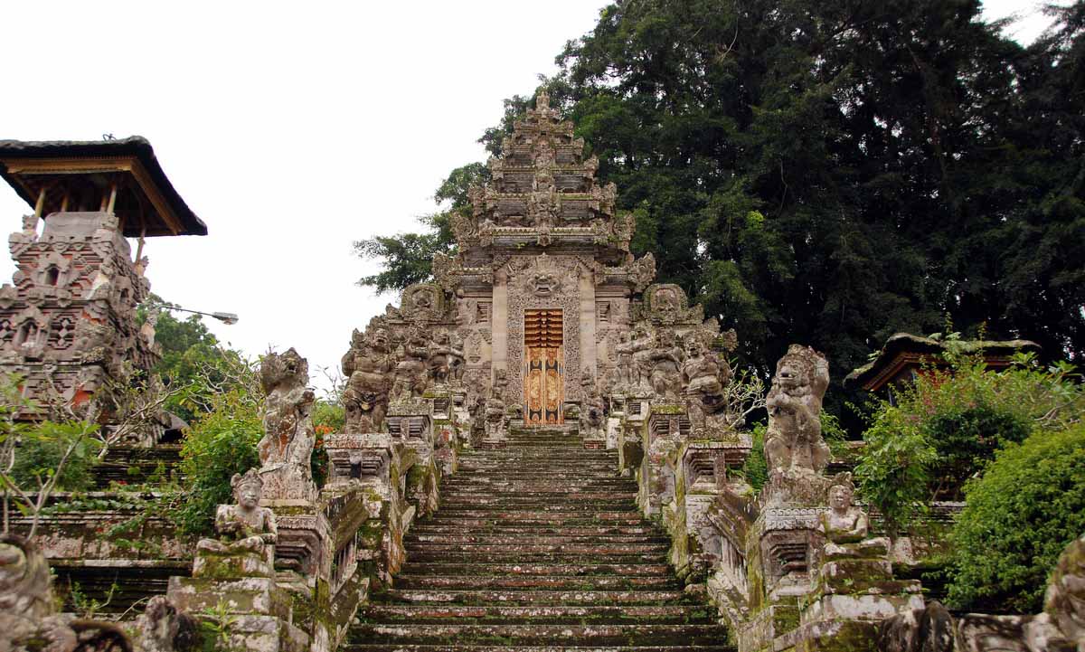 As the largest and holiest temple in this regency, Pura Kehen (from kuren, or house temple) serves a