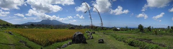 The important pura at Gunung Lempuyang is
nicknamed ‘The Temple of 1000 Steps’ but it&rs